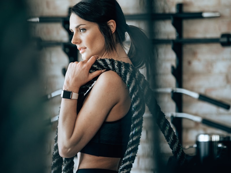 家庭亲子健身场景 - 父母与孩子在家中一起进行趣味亲子运动游戏